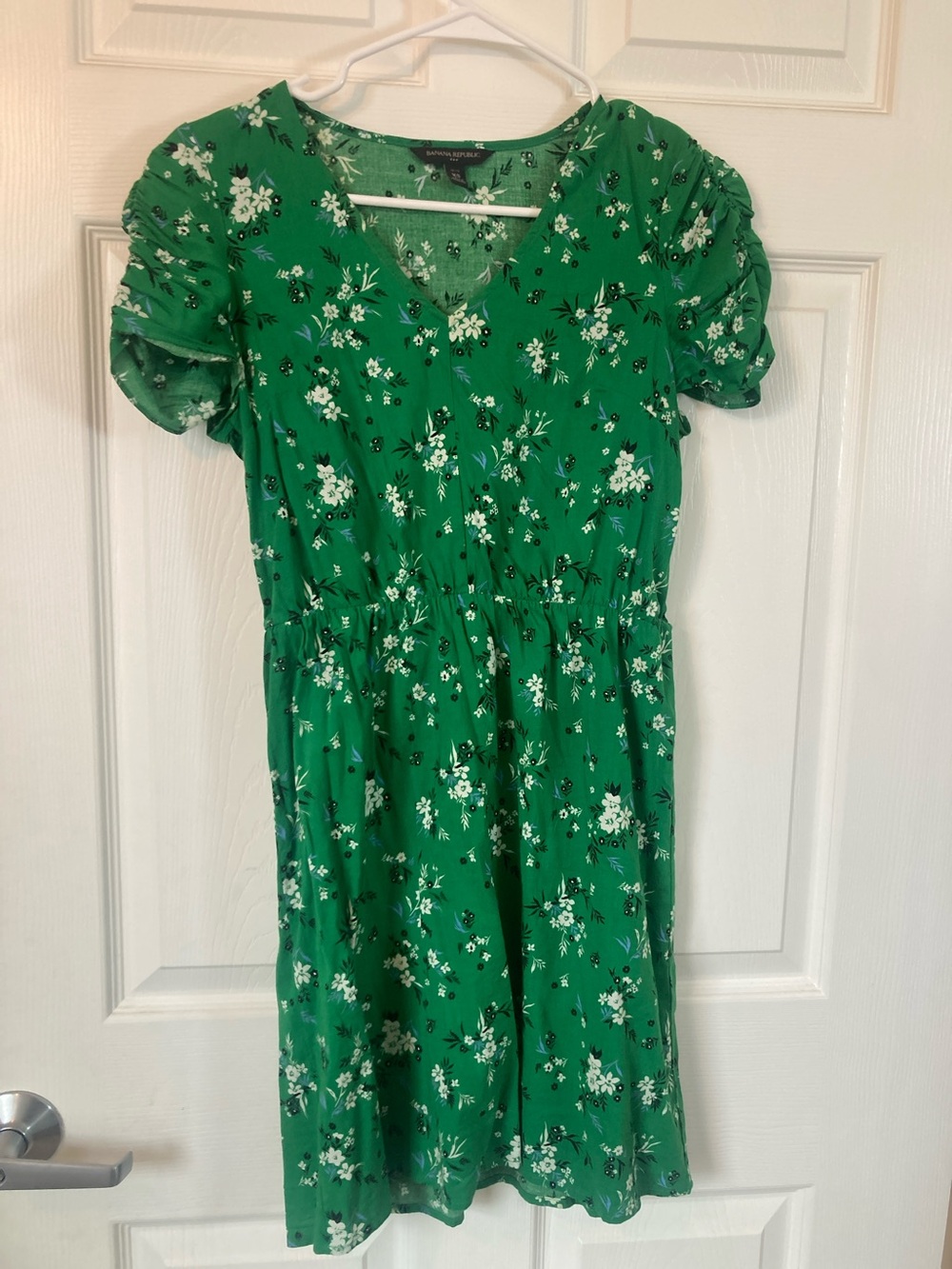 Banana Republic Green Floral V-Neck Short Sleeve Dress